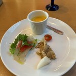 アマルフィイ ノベッロ - 前菜甘鯛のカルパッチョ　人参スープ