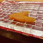 すし凛道 - 自家製の出来たてからすみ。塩気が少なく甘く良い香りがたまらない。