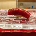 すし凛道 - しっかりとヅケにされた赤身。マグロの鉄分をしっかり感じます。