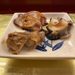 すし凛道 - タコとあわびの柔らか煮、牡蠣のどて煮。こってりと甘めな味付け。