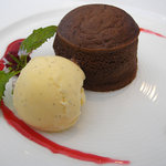 UZAWA - あたたかいショコラ　自家製バニラアイスクリーム添え