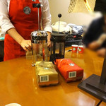 スターバックスコーヒー - Ｔちゃんが、説明してくれます。♡♡　コーヒープレスで、抽出。　豆は、左：ブロンドロースト、右：クリスマスブレンド（ﾐﾃﾞｨｱﾑﾛｰｽﾄ）。