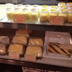 グリーンファーム - お店こだわりのプリンやシュフォンケーキが並んでいるケース。