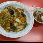 一番 - 中華丼　町中華らしいスープ付