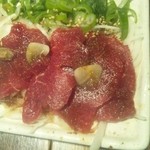 芝浦食肉 - 馬刺しネギまみれ