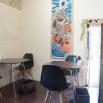 トモチコンフィチュール - 2人がけテーブルが3つほどのこじんまりした店内。