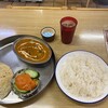 D・カジャナ - 料理写真:日替りカレー850円　カレーはブロッコリーとチキンのカレー、ご飯は日本米を。ドリンクはアイスチャイをチョイス