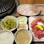 Yakiniku Heiwaen - 平和園カルビランチ 990円と豚塩ホルモン 380円