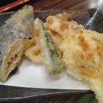 天ぷらとワイン 小島 - ナス、れんこん、オクラ、ちくわ天に玉子乃天ぷら