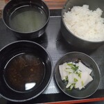 天ぷらとワイン 小島 - 定食のご飯、味噌汁、天つゆ、漬物