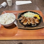 Kouberokkoumichigyuntaiommorumakuharishintoshinten - 豚フィレステーキと麦飯。このパターンだと汁系が欲しくなります。