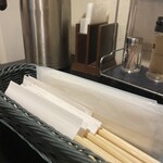 菜館Wong - ラー油で口周りが油まみれになるので、おしぼりやペーパーナプキンがたくさん置いてあるのはありがたい。