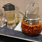 菜館Wong - テーブルには食べるラー油が。