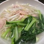 菜館Wong - あっさりしたジンジャーなスープに、鶏肉が載せてある。