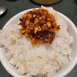 菜館Wong - 食べるラー油乗せ。