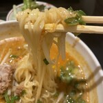菜館Wong - 麺は細麺。少し柔らかめ。