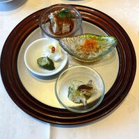 四川豆花飯荘 東京店 - ＜前菜＞クラゲ、棒棒鶏、キュウリと大根の酢漬け、ザーサイとしめじ