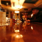 ニッカバー 七島 - 常連さんの笑顔が似合う店だ。ここへ来るとみんな笑顔になれる。