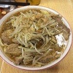 ラーメン二郎 - 小ブタラーメン 800円　麺半分・ニンニク・カラメ・アブラ
