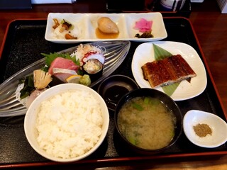 Tsudaya - うなぎの蒲焼と刺身7種盛定食(税込1800円)