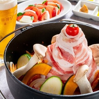 In the cold winter, toast with your family and friends around a hot pot!