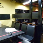 上海美食 - 店内　黒を基調としたテーブル・椅子