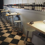 ワインとチーズと旨い肴のBAR à VIN 徳蔵 - 2人掛けテーブル席