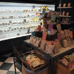 ワインとチーズと旨い肴のBAR à VIN 徳蔵 - 店内（チーズなどの食材の販売も行っている）