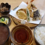 東 - 天ぷら定食 シジミの赤だし、小鉢はきんぴらごぼう