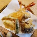 東 - 天ぷら 海老3尾、白身魚、茄子、エリンギ、オクラ、玉ねぎ、カボチャ