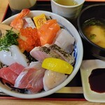 マルトモ水産 鮮魚市場 - 海鮮丼