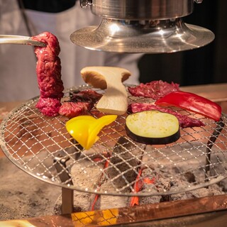 炭の弾ける音や香り、炙りを囲炉裏で。焼肉・魚・野菜をご堪能