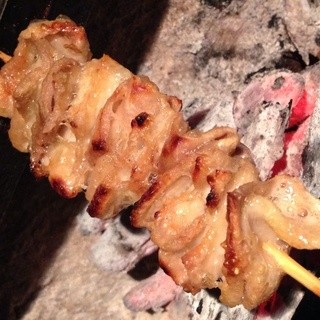 毎日丁寧に仕込む国産鶏の炭火焼鳥が名物。豊富な一品も取り揃え