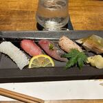 旬鮨季酒 赤石 - ご飯は寿司のマグロやイカの５貫盛り。