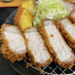 とんかつ 栄ちゃん - レフトサイド。赤身のスッキリした甘さが最高