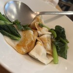 四川飯店 Saion - 皮が分厚めモチモチで存在感があります。甘辛いタレが美味しい。