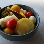 蔬菜和水果的西式咸菜