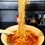 ちゃん亭 - かけ醤油ラーメン
            
            ランダム厚の縮れ中太で、加水率 多め
            コシがあり、もっちり食感で、のどごしも良い、
             3点が高レベルで、なかなか美味しい麺です。