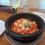 バンビーノ - 料理写真:トマトとモッツァレラチーズのパスタ