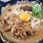 ハルピン 味噌らーめん 雷蔵 - 肉盛り味噌たれラーメン。麺は多加水麺でつるつると食べやすい。同じ味噌ラーメンでも、有名な蔵●のしっかりちぢれ麺とは全く違う。私はこっちの麺のが好きだけどね。スープはあちら笑