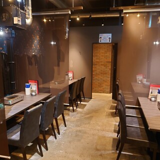 大人数でも利用可能なゆったり半個室風のお部屋も完備