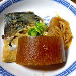 よし半 - お通し（サバ・ダイコンの煮物）