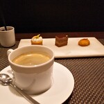 レストラン ラ・フロレゾン・ドゥ・タケウチ - ○珈琲と小さなお菓子