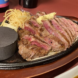 国産牛の濃厚な旨味がぎゅっと詰まった「ステーキ」は必食！