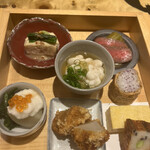 Kagurazaka Kuro Ba Tei - 毘沙門１００００円。八寸。ピーナッツ豆腐、ローストビーフ、白子お浸し、いなり寿司、玉子焼き、さつま揚げ、里芋あられ揚げ、蕪煮山芋かけ。お酒が進みますよ♩飲みませんが笑