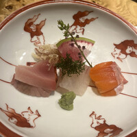 神楽坂 久露葉亭 - 毘沙門１００００円。メジマグロ、平目、三瓶サーモン。それぞれに旨味と脂のバランスが良く、全体的に構成も良かったです（╹◡╹）（╹◡╹）