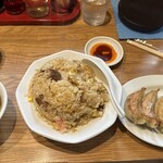 新雅 - チャーハン&餃子