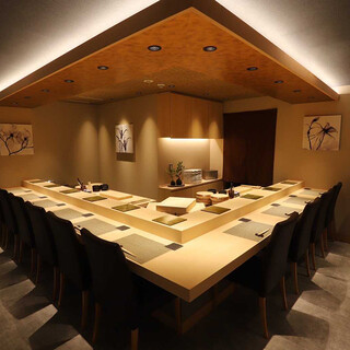 静謐なカウンターで熟練の妙技に酔う