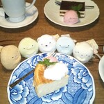 窯右衛門 - チーズケーキ。奥はティラミス。ブレンド珈琲。