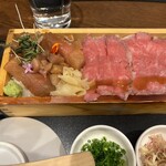 竜吟虎嘯 - マグロの漬けと低温調理された松坂牛ローストビーフ